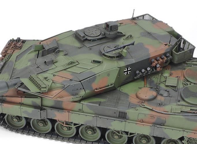 Tamiya 1/35 Leopard 2 A6 Main Battle Tank 35271 1:35 Scale model Kit