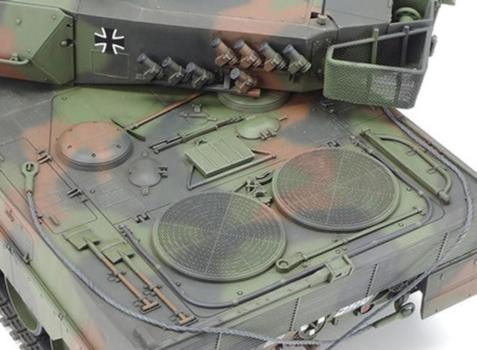 Tamiya 1/35 Leopard 2 A6 Main Battle Tank 35271 1:35 Scale model Kit